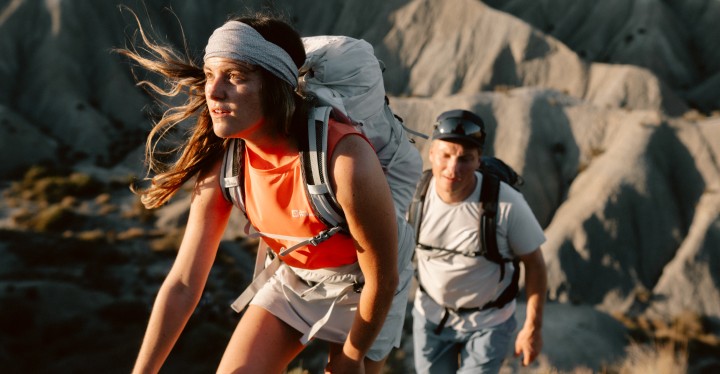 Couple in summery hiking outfits at sunset